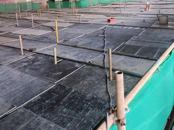 为什么要在沈阳脚手架的地面上铺设木板：安全、舒适与效率的双重保障